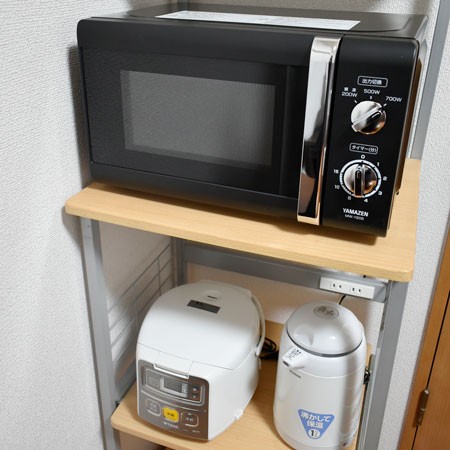 キッチン設備、電子レンジ・炊飯器・ポットです